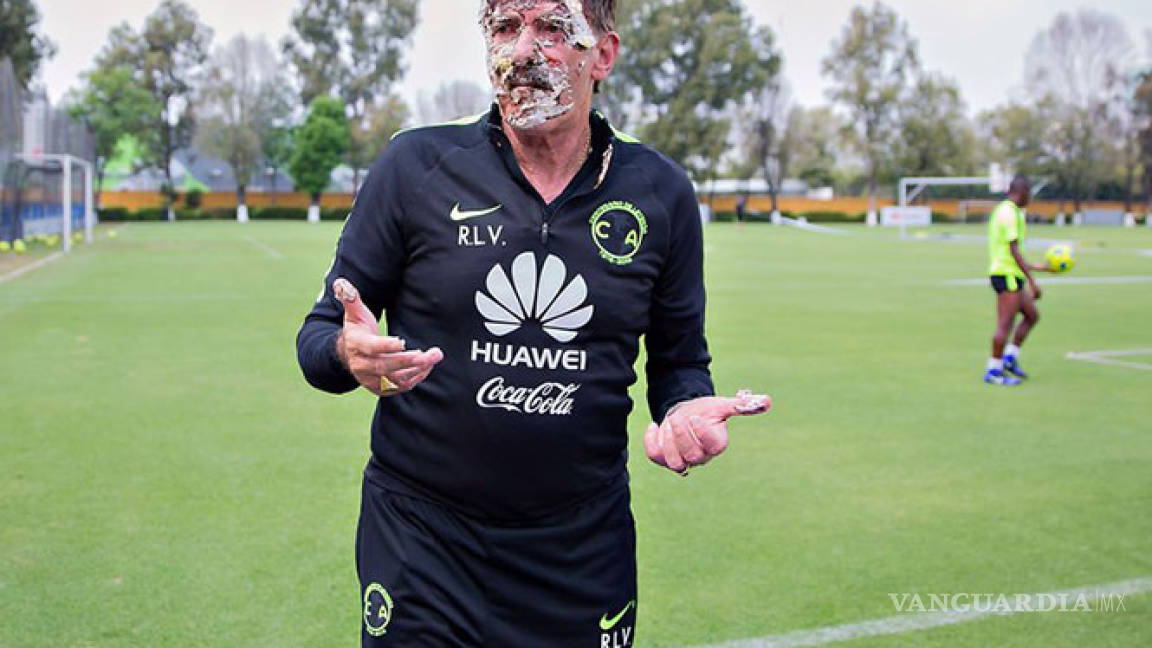 Pastelazo a La Volpe; celebran su cumpleaños en Coapa