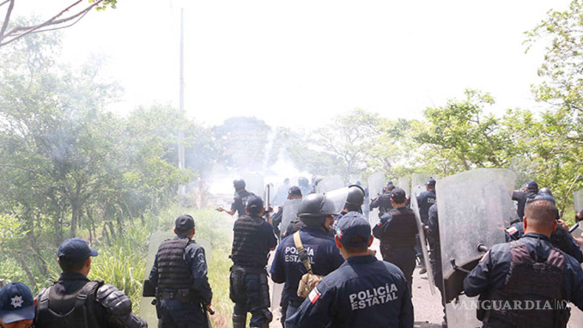 CNTE retiene a ocho reporteros en Tabasco; siguen los bloqueos