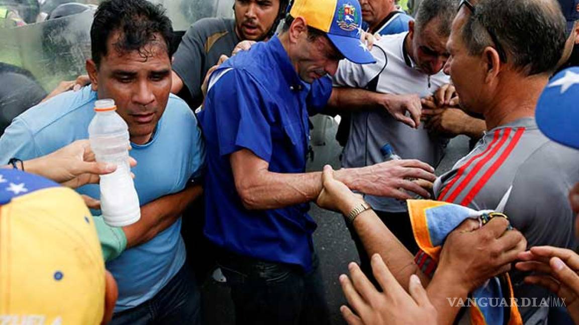 Durante protesta, lanzan gas pimienta al opositor Capriles