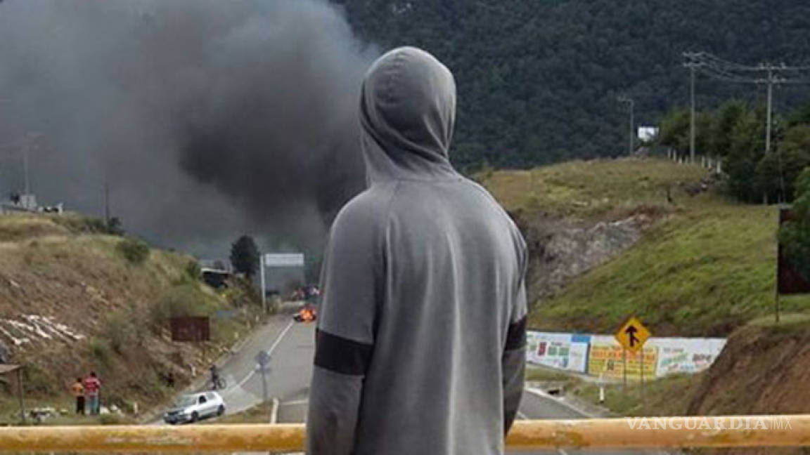 Presuntos normalistas incendian vehículos en carretera de Chiapas
