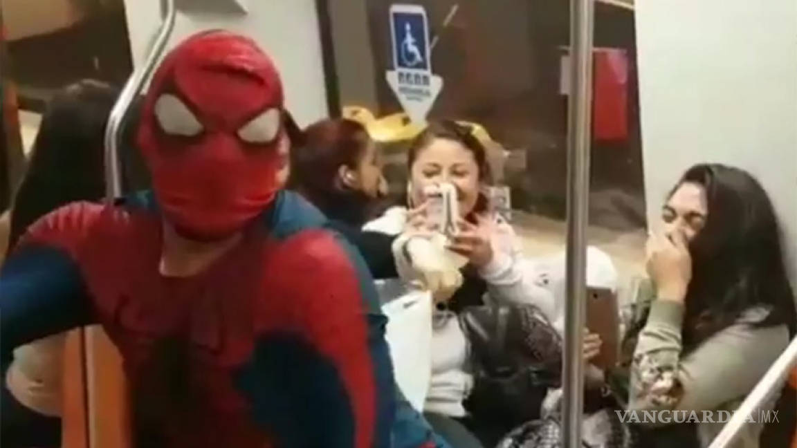 Spider-Man viraliza su baile de 'Scooby Doo Papá' en el Metro