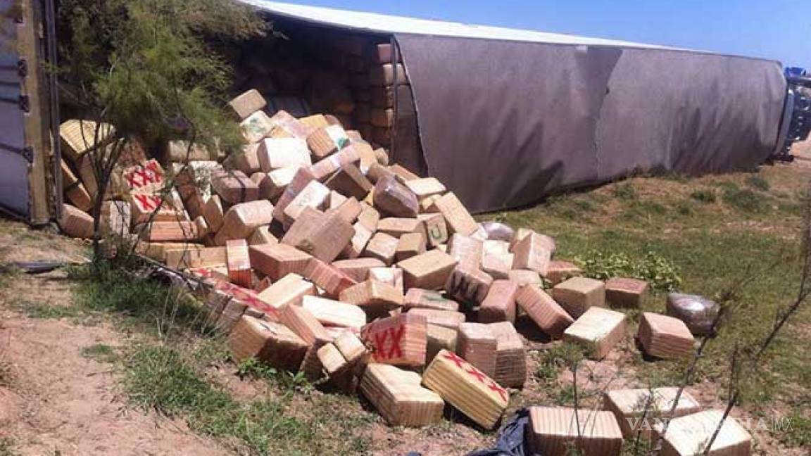 Vuelca tráiler con 25 toneladas de droga entre Sonora y Sinaloa
