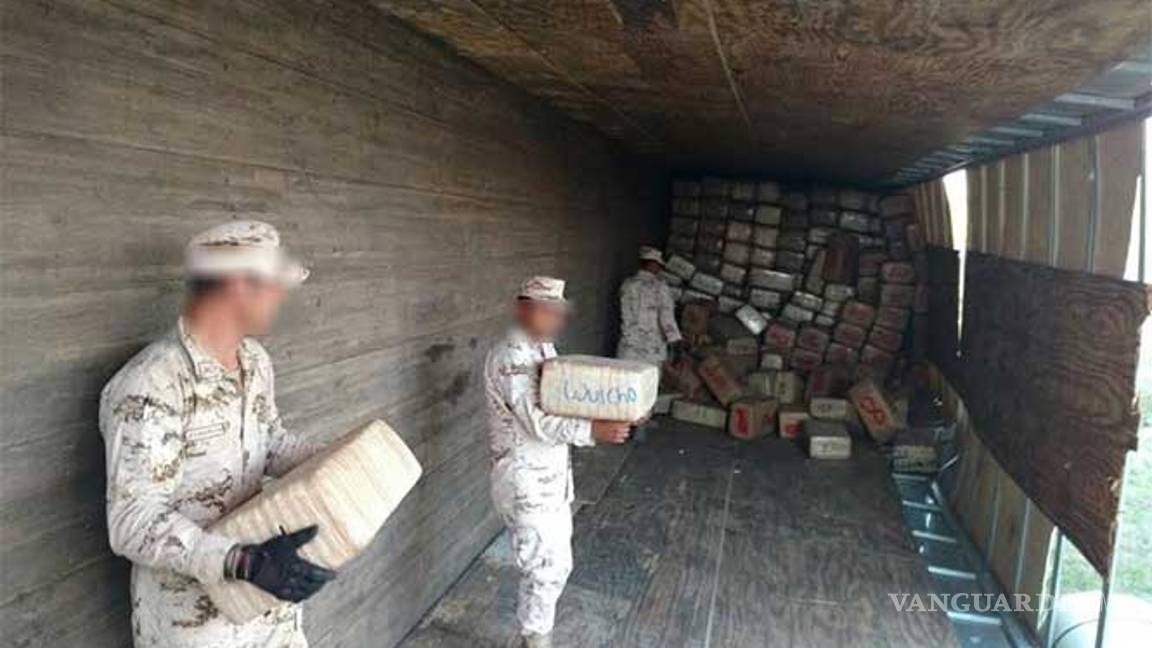 $!Vuelca tráiler con 25 toneladas de droga entre Sonora y Sinaloa