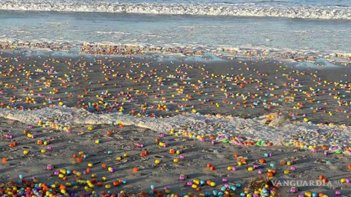 Miles de ‘Huevos Kinder’ bañan playa al norte de Alemania