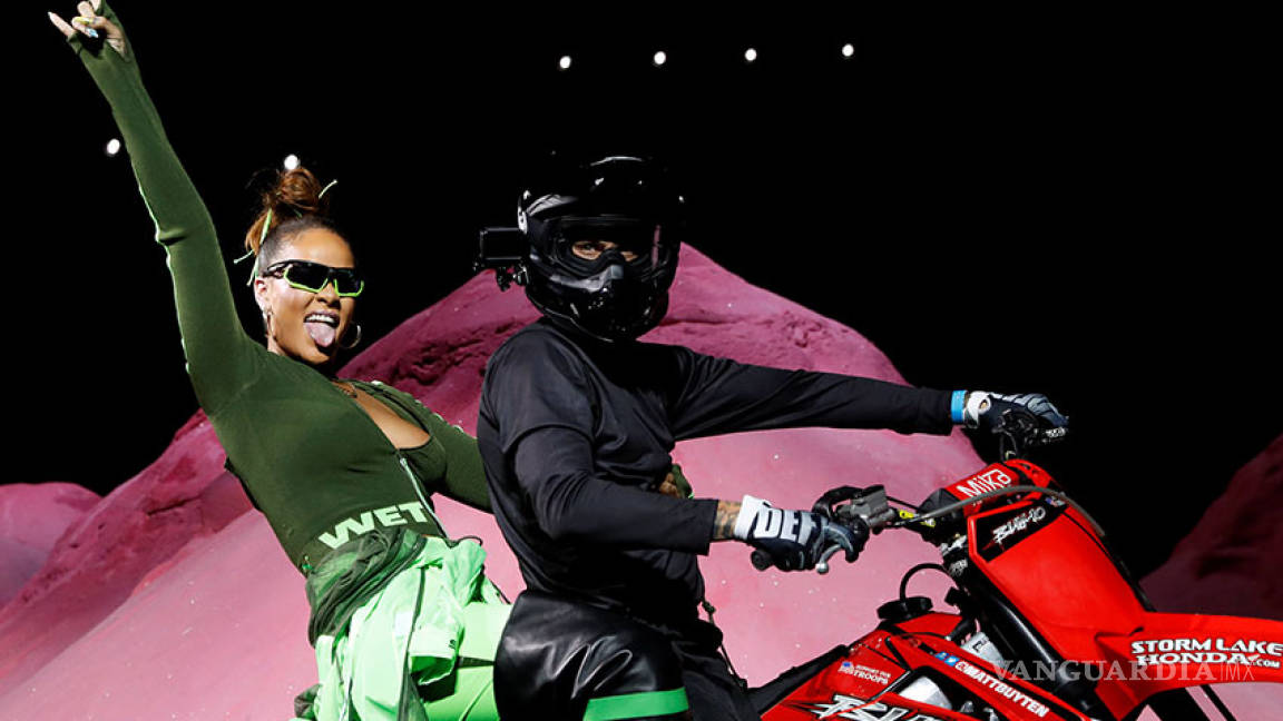 Rihanna llega en moto a la Semana de la Moda de Nueva York