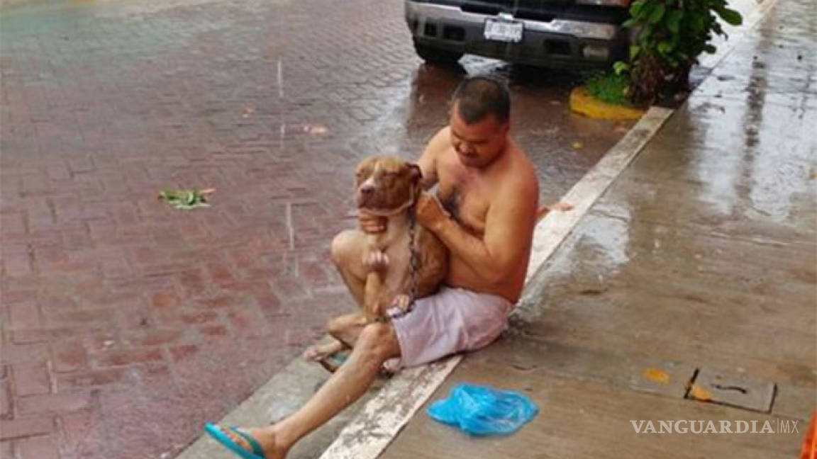 Alcalde en Nayarit se desnuda y se baña junto a su perro