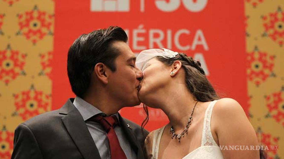 Pareja mexicana cumple sueño de amor: se casa en la FIL