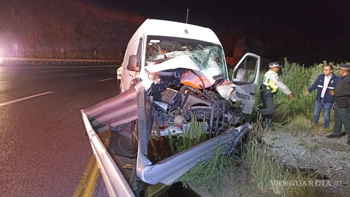 $!El operador se quedó dormido y terminó incrustado en una barra.