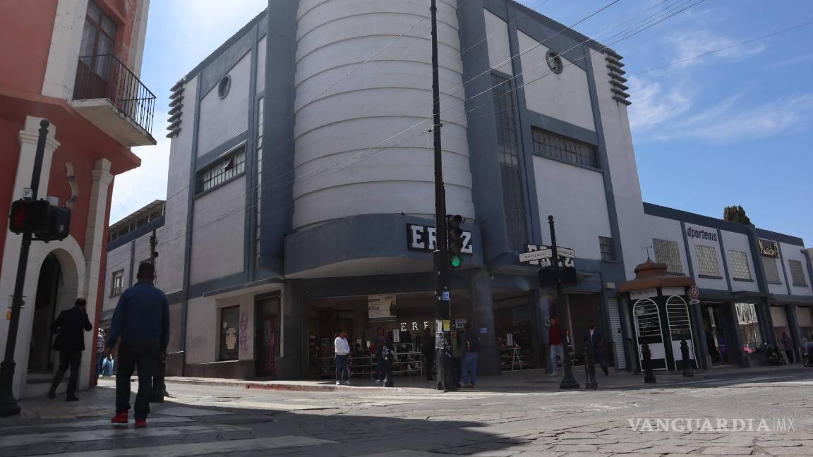 $!Por el frente lo que antes era el Cine Palacio luce impecable.