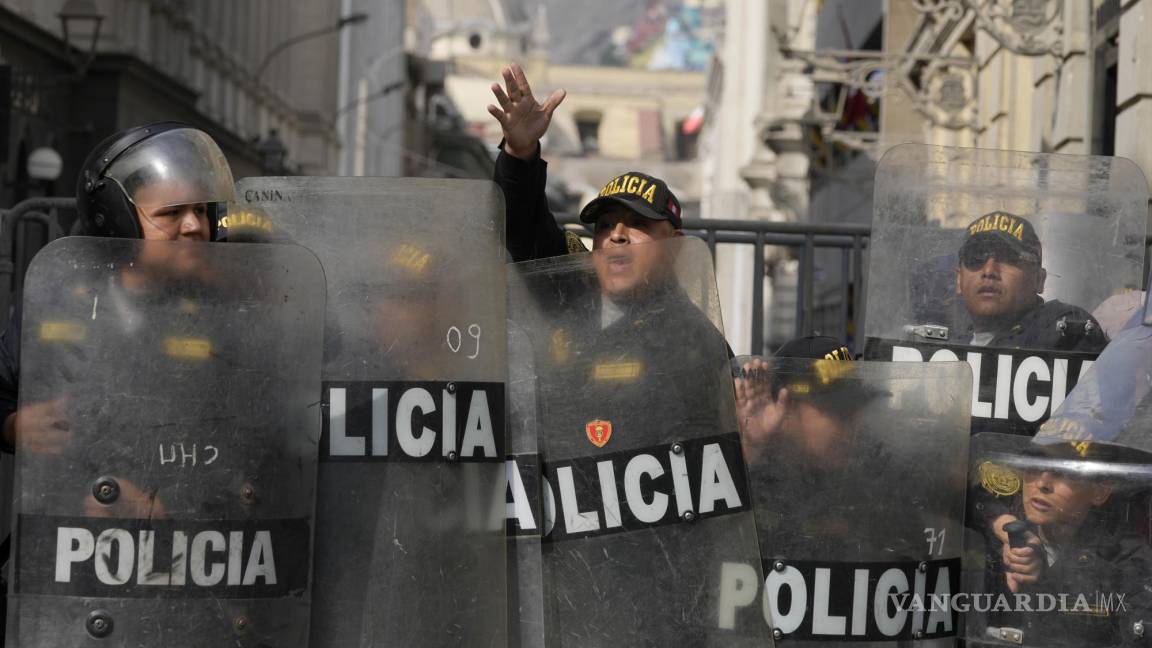 $!Policías retroceden ante el enfrentamiento con manifestantes opositores que viajaron a la capital para marchar contra la presidenta peruana Dina Boluarte.