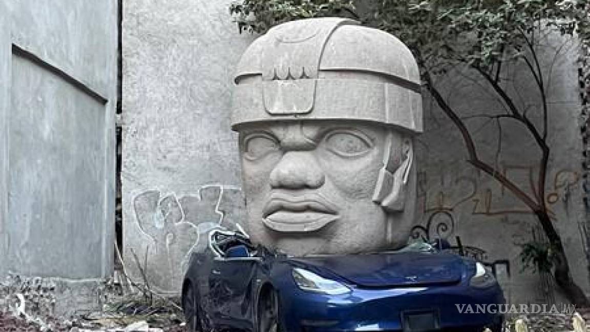 ¿Por qué hay un Tesla aplastado por una cabeza Olmeca en la Ciudad de México?