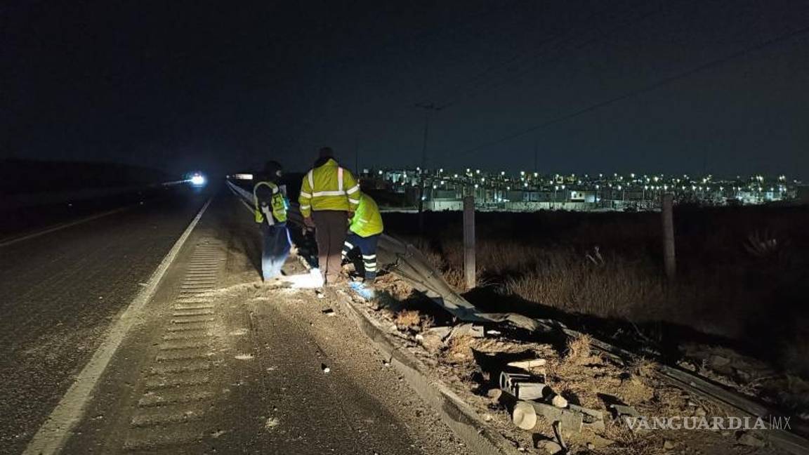 $!El tráiler impactó contra la viga metálica del muro de contención tras perder el control, antes de salirse del camino y detener su marcha en la terracería.