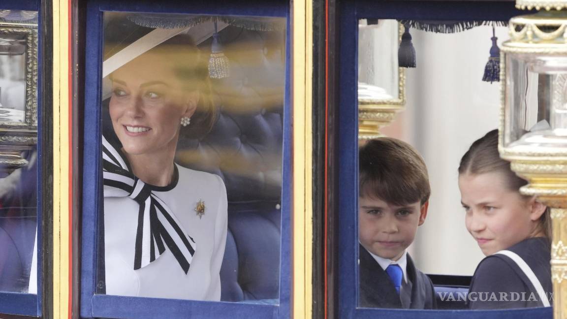 $!La princesa Catalina de Gales, el príncipe Luis y la princesa Charlotte del Reino Unido se desplazan por el Mall para la ceremonia del Trooping the Colour en el Horse Guards Parade de Londres.