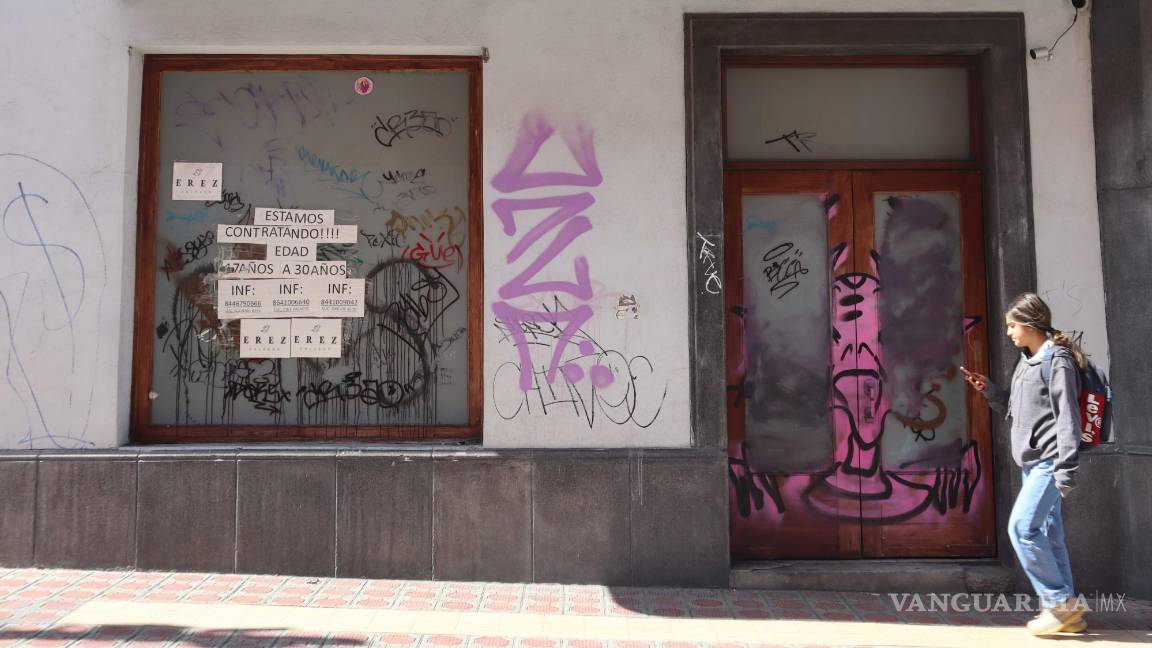 $!La zona centro de Saltillo, emblemática por su historia y riqueza cultural, enfrenta un deterioro progresivo debido a la falta de mantenimiento y el abandono de algunos inmuebles.