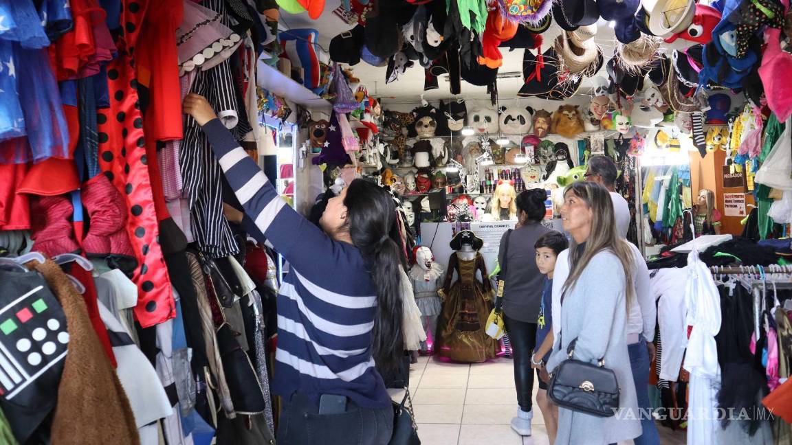 $!Disfraces clásicos como Drácula, Frankenstein y Chucky siguen siendo de los favoritos entre los más pequeños de Saltillo.