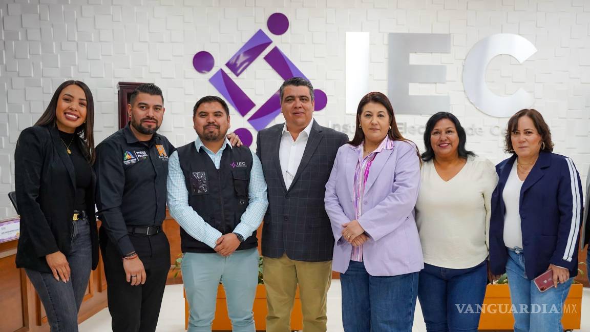 $!Funcionarios del Municipio de Ramos Arizpe acompañaron a los pequeños a las instalaciones del IEC.