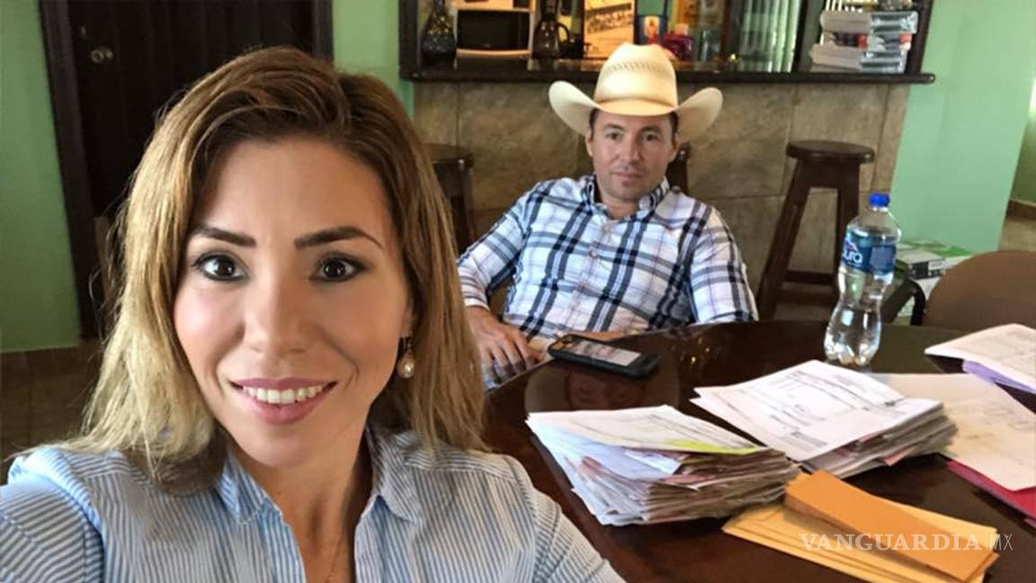 $!Karla Mónica Escalera acusó a Tania y Tony Flores (ambos en la imagen) de advertirle que se anduviera con cuidado, luego de realizar acusaciones sobre el manejo en Múzquiz.