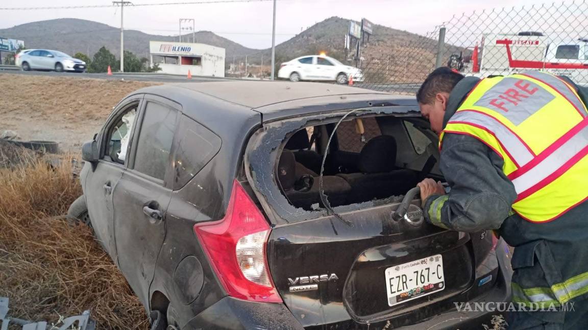 Vuelca y deja abandonado su vehículo, en Ramos Arizpe