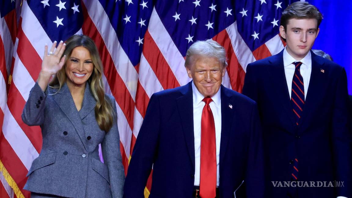 $!Melania Trump, visiblemente más sonriente que de costumbre, toma la mano de Donald Trump tras su victoria contra Kamala Harris el 5 de noviembre de 2024.