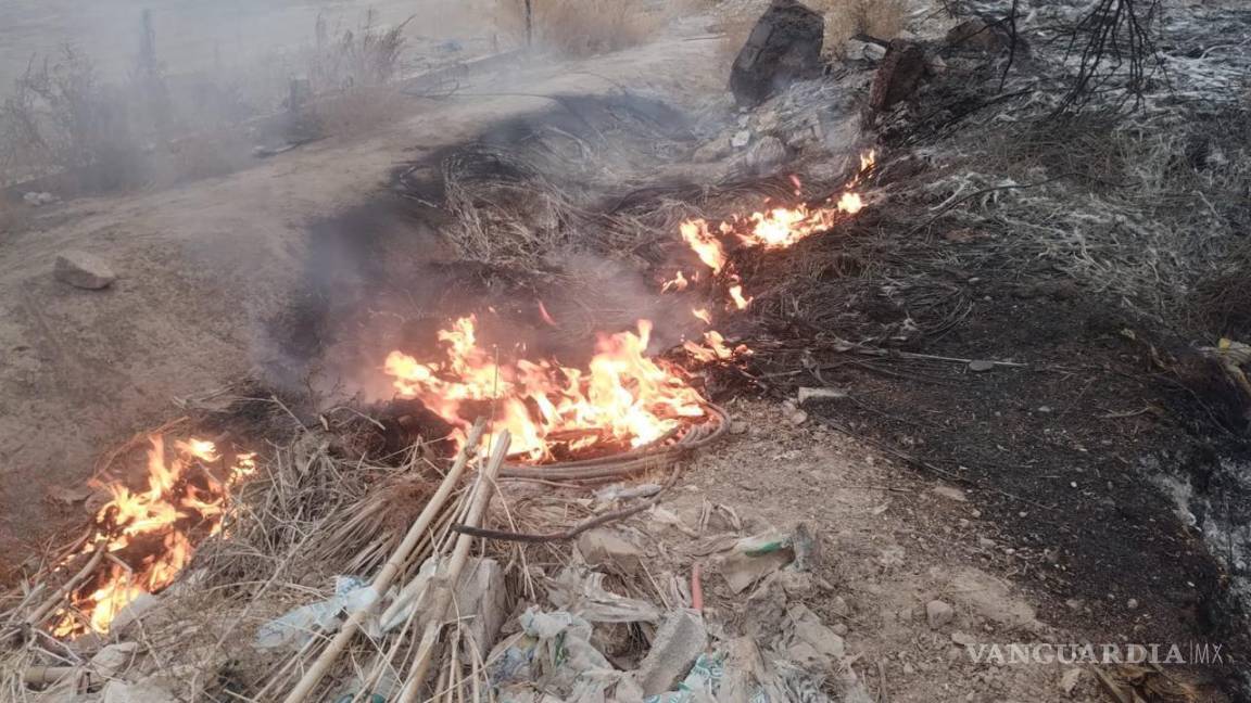 $!La quema de basura y maleza contamina el aire y el suelo, afectando la salud de quienes viven cerca.