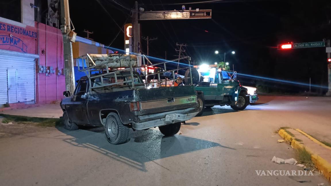 $!La nomenclatura vial fue arrancada por la camioneta al subirse al camellón.