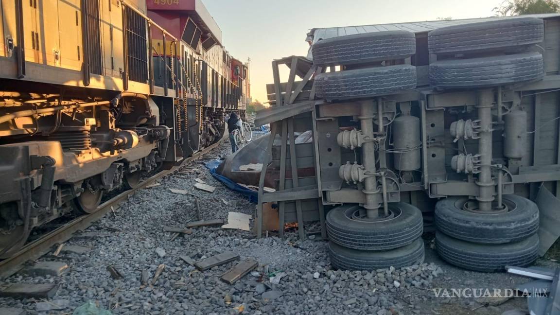 Impacto de tren parte tráiler a la mitad en Nuevo León