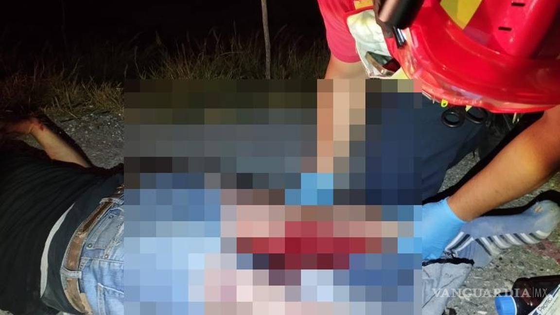 $!Paramédicos de Bomberos brindaron atención médica al joven atropellado y lo trasladaron al Hospital General.