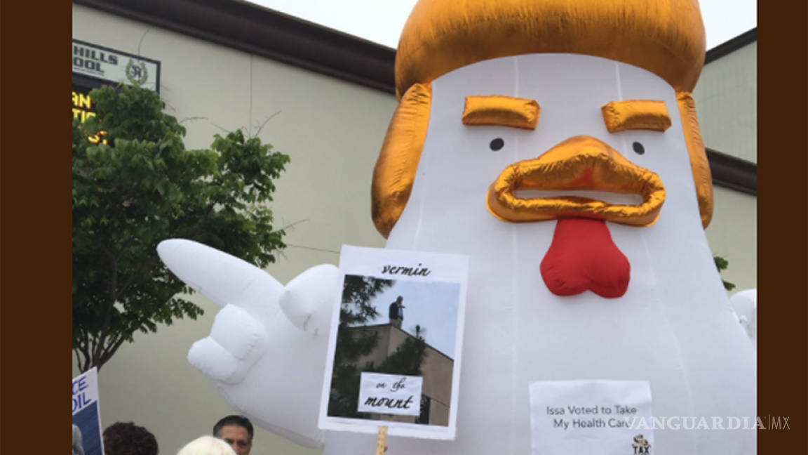 Aparece gallina inflable imitando a Trump ante Casa Blanca
