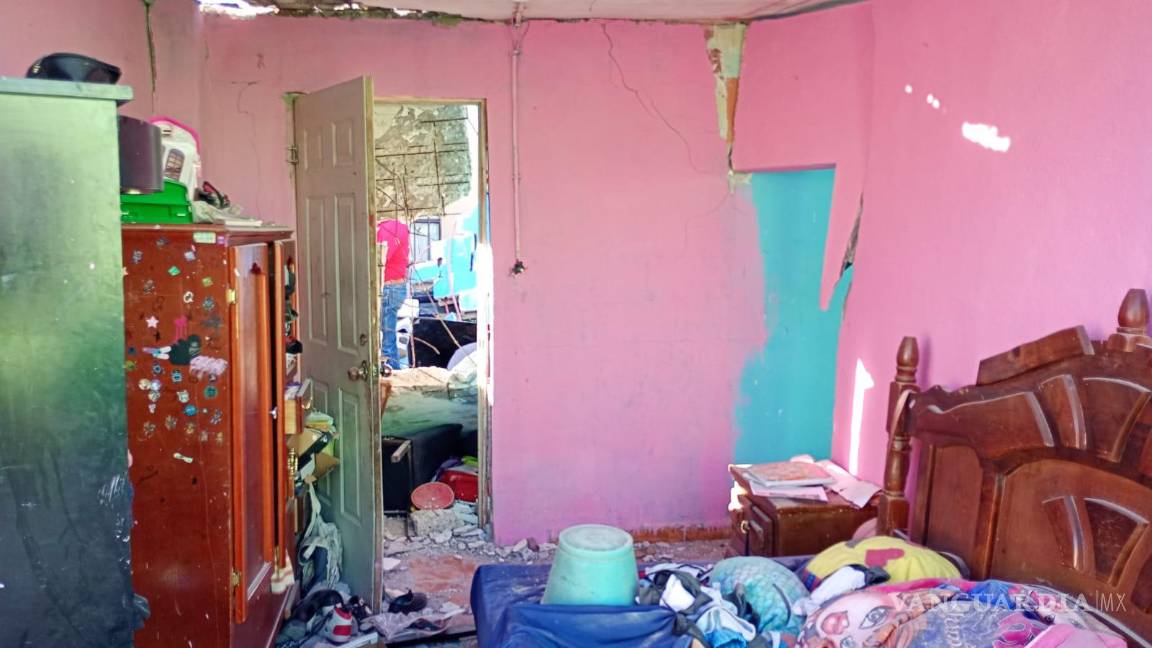 $!A pesar de los esfuerzos de vecinos y autoridades, el desplome de la losa terminó con la vida del menor de cinco años en el interior del hogar.