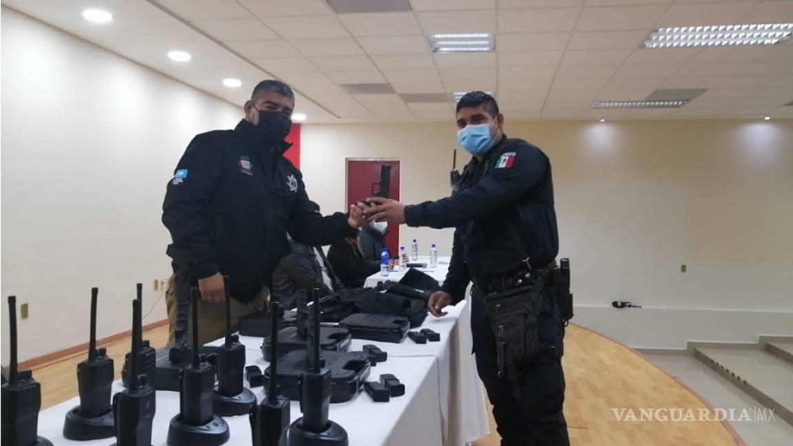 Entrega Alcalde armamento y equipo a policía de Castaños, Coahuila