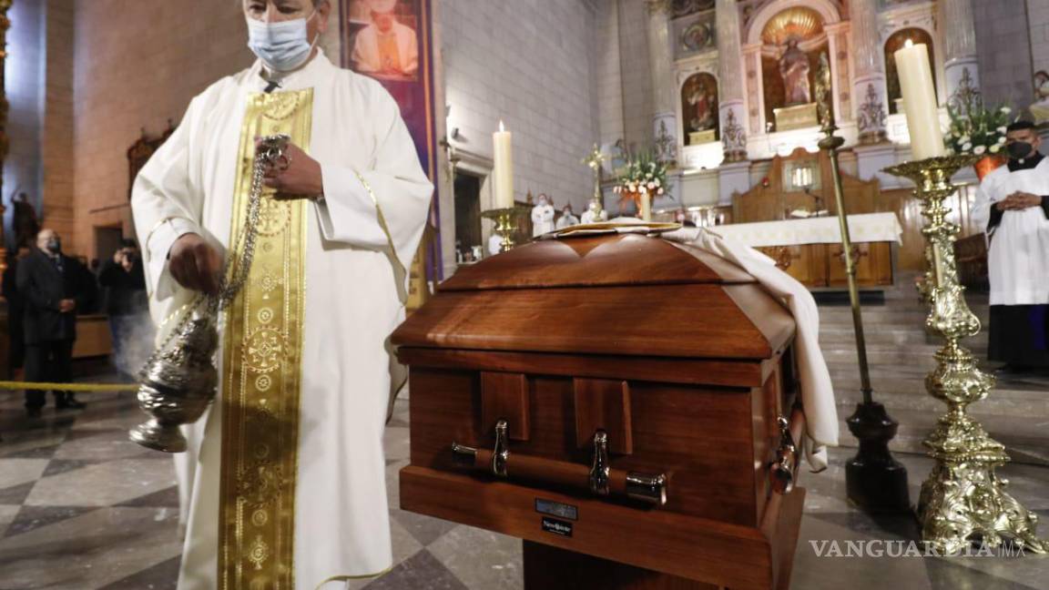 $!A través de la página oficial de la Diócesis de Saltillo se transmite las exequias.