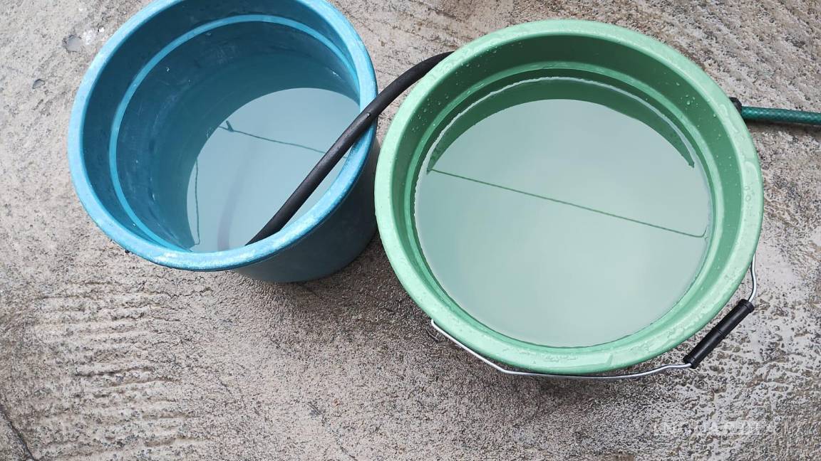 $!Una vecina mencionó que al llenar un recipiente para lavar trastes temprano en la mañana, notó que el agua, inicialmente clara, se volvió “amarillosa”.