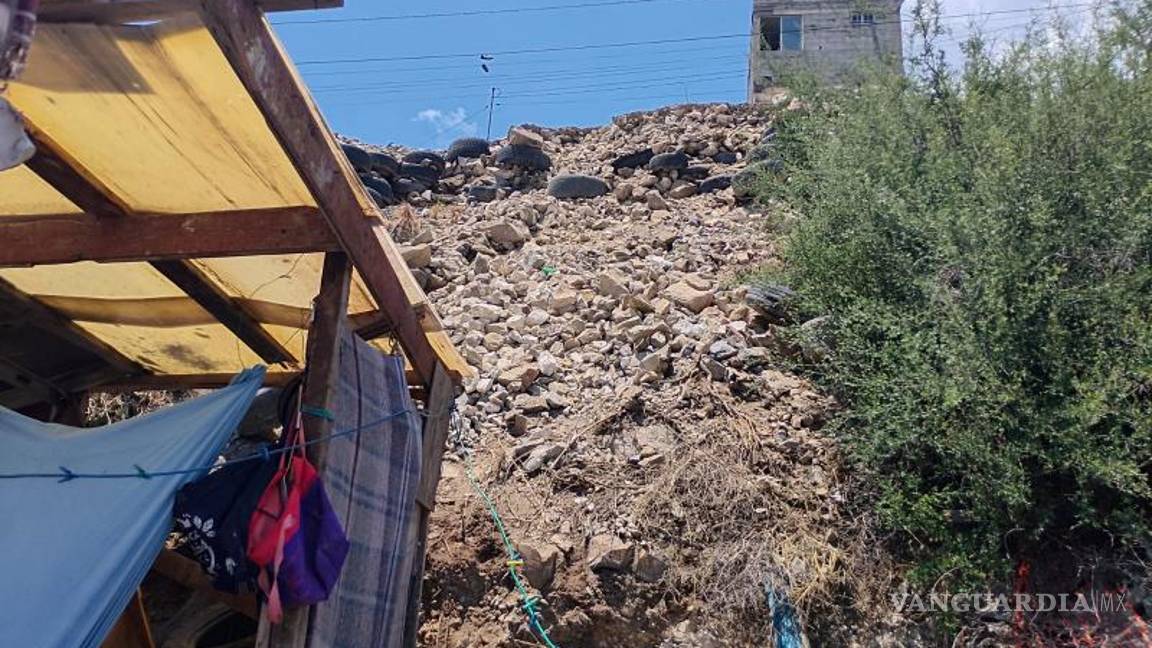 $!Vecinos afectados denunciaron que los deslaves continúan, pese a las notificaciones previas de riesgo.