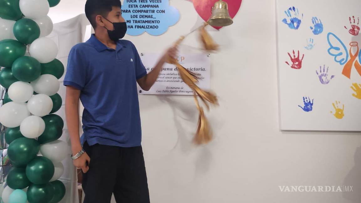 $!Nicolás Ismael Briones, de 15 años de edad, tocó la “campana de la vida” luego de superar la leucemia que padecía.