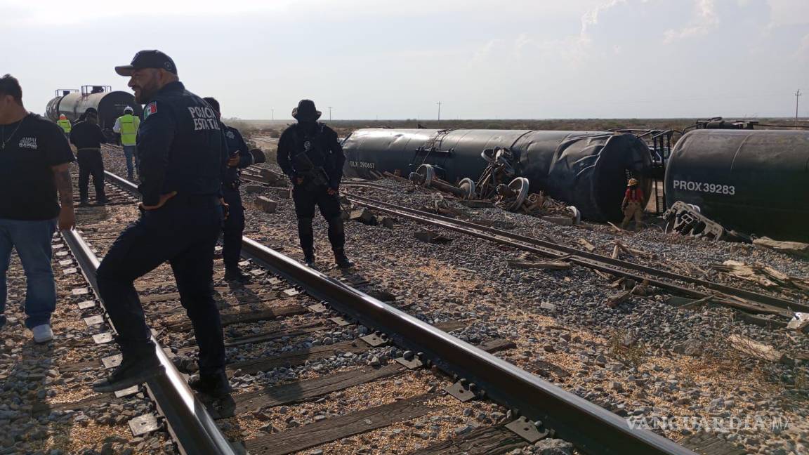 $!El sitio del descarrilamiento se ubica a unos kilómetros al norte de la carretera Saltillo-Torreón; no hubo personas lesionadas.