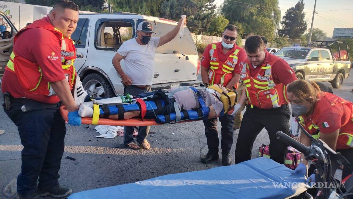 Grave, pareja de motociclistas tras accidente en Ramos Arizpe