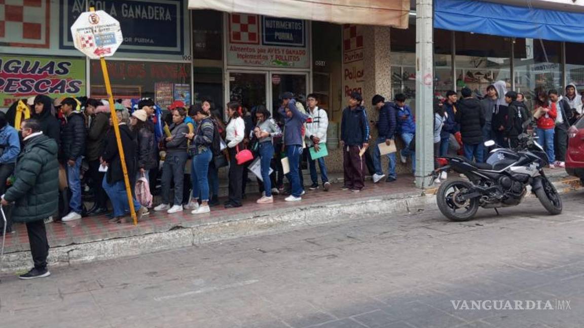 $!Los jóvenes esperaron por varias horas sin ser artendidos.