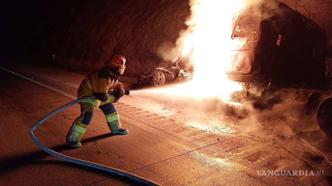 Tráiler se incendia en pleno trayecto en el libramiento Norponiente y causa cierre de vialidad