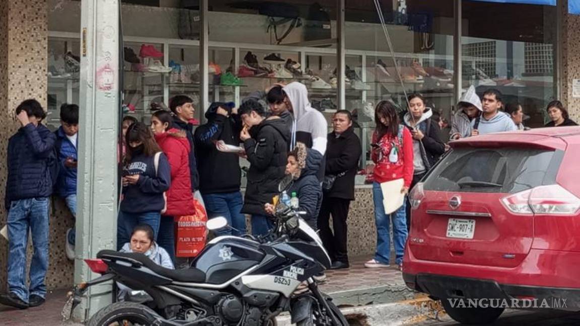 $!Saltillo: Dejan esperando a aprendices de Jóvenes Construyendo el Futuro en Banco Bienestar