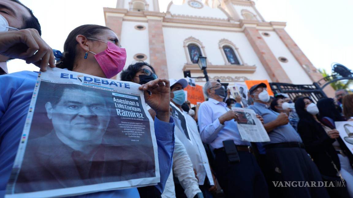 $!Amigos y compañeros del periodista Luis Enrique Ramírez Ramos se manifestaron en la Catedral de Culiacán, Sinaloa (México).