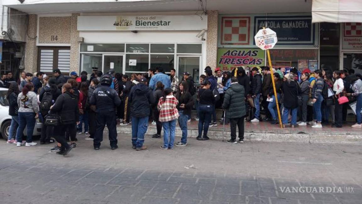 $!Hubo quienes intentaron cerrar la calle en protesta; la Policía Municipal intervino para evitarlo.