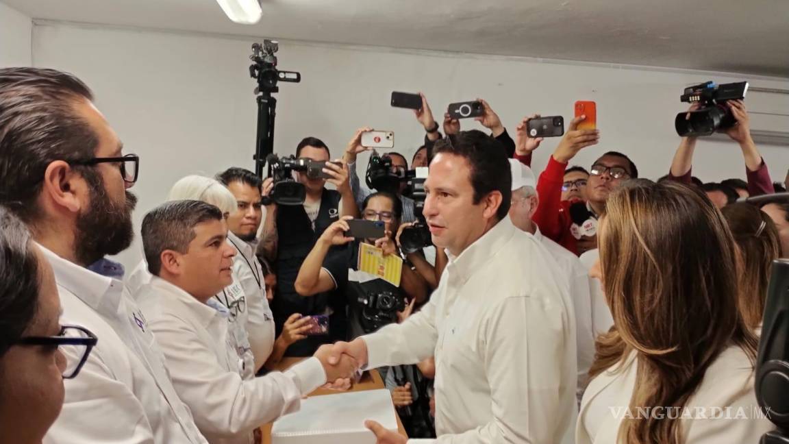 Javier Díaz se registra como candidato del PRI-PRD-UDC a la alcaldía de Saltillo