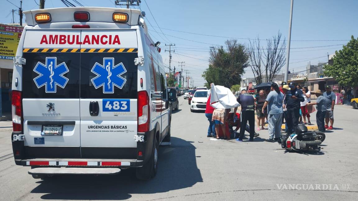 Embiste camión a empleada de tienda de convenencia y resulta gravemente herida en Ramos Arizpe