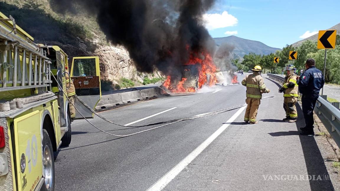 Tráiler se incendia tras choque en Los Chorros; no hubo lesionados