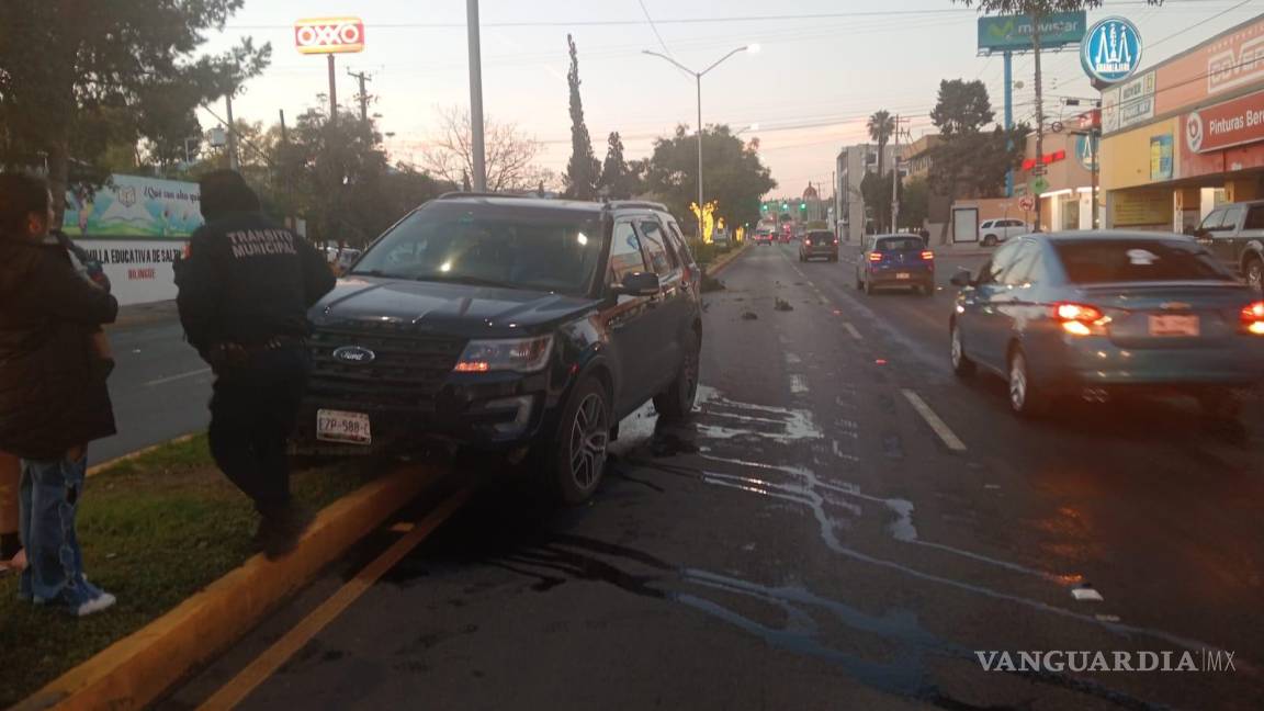 Saltillo: auto sale de tienda sin precaución, se le atraviesa a Explorer y la manda al camellón