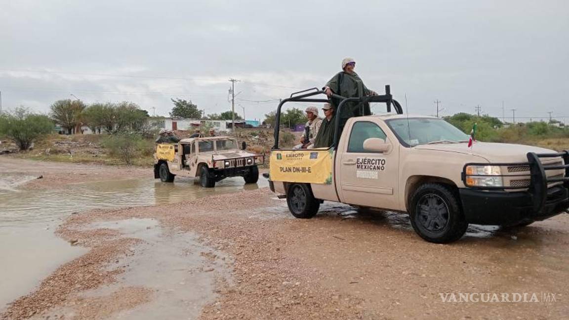 $!En los municipios de Acuña, Jiménez y Piedras Negras, el Ejército Mexicano apoyó a la población.