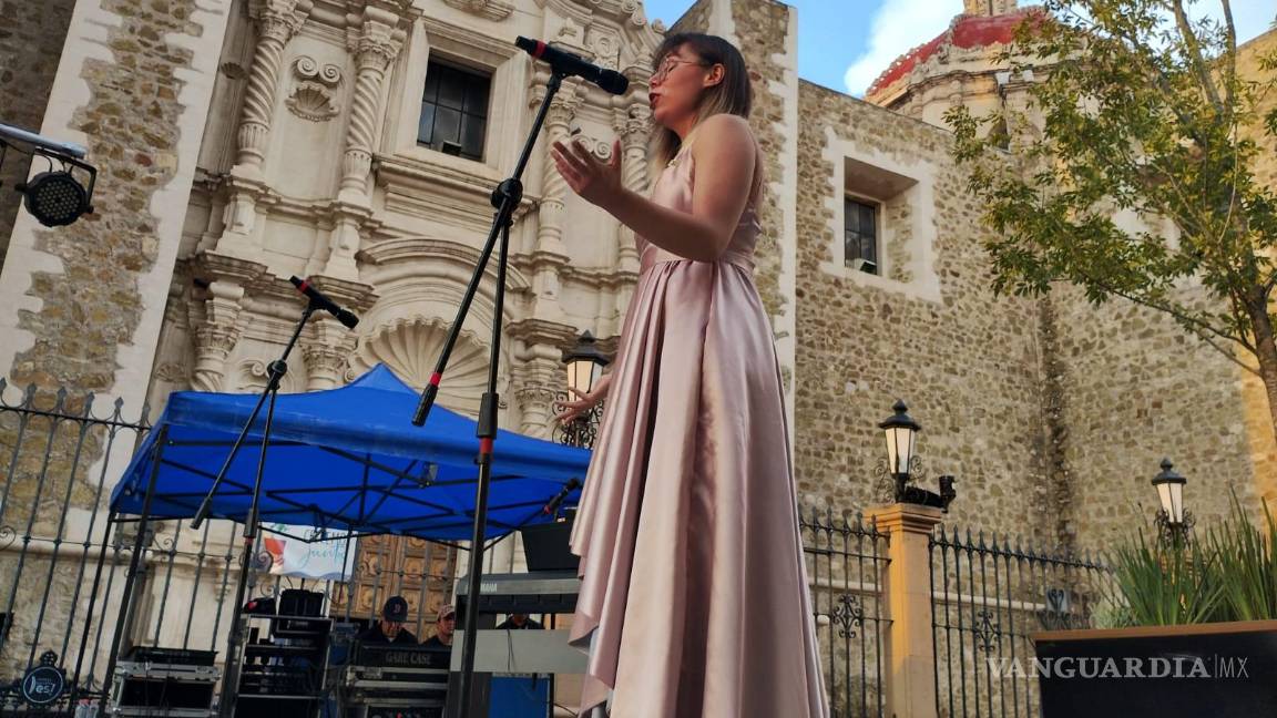 $!Los intérpretes recibieron aplausos y ramos de flores al final de sus actuaciones, destacando la aceptación y el aprecio del público.