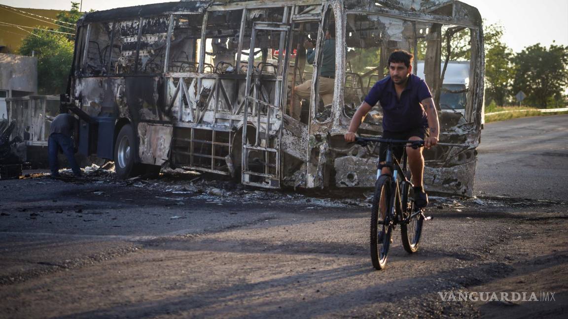 $!CULIACÁN, SINALOA, 29AGOSTO2024.- En diversos puntos de la entidad se registraron bloqueos con automóviles incendiados, luego de los enfrentamientos, que se dieron entre integrantes del Cártel de Sinaloa y la Fuerzas Armadas por la presunta captura de Iván Archivaldo Guzmán Salazar líder de la facción conocida como “Los Chapitos” del Cártel de Sinaloa, detención que recientemente fue negada por la Secretaría de la Defensa Nacional (Sedena). FOTO: JOSÉ BETANZOS/CUARTOSCURO.COM