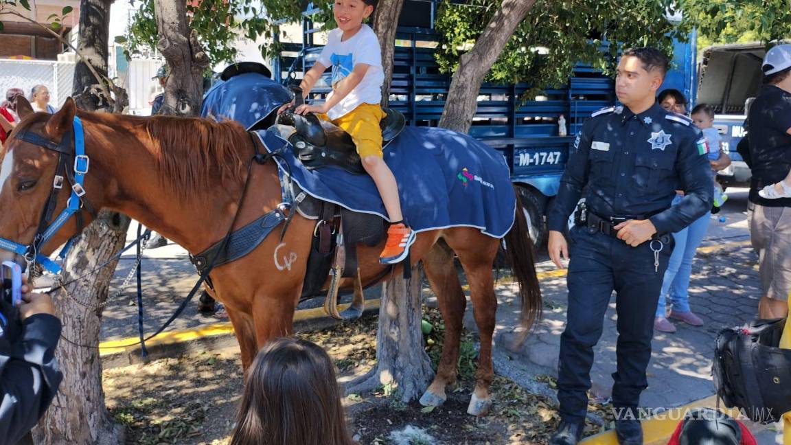 $!Los caballos de la policía Montada tambiém participaron para alegrar a los pequeños.