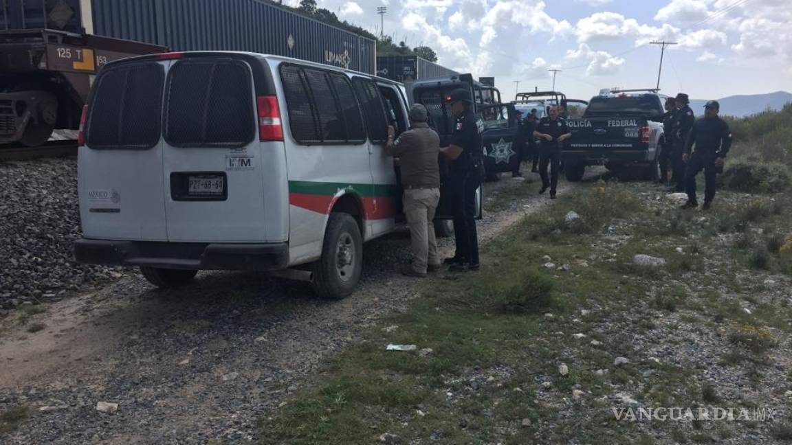 Aseguran a 11 migrantes ocultos en furgón de tren en ejido de Saltillo